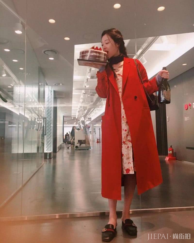 雪莉开春造型太美了，红色大衣搭配公主切发型气质惊艳，美丽迷人