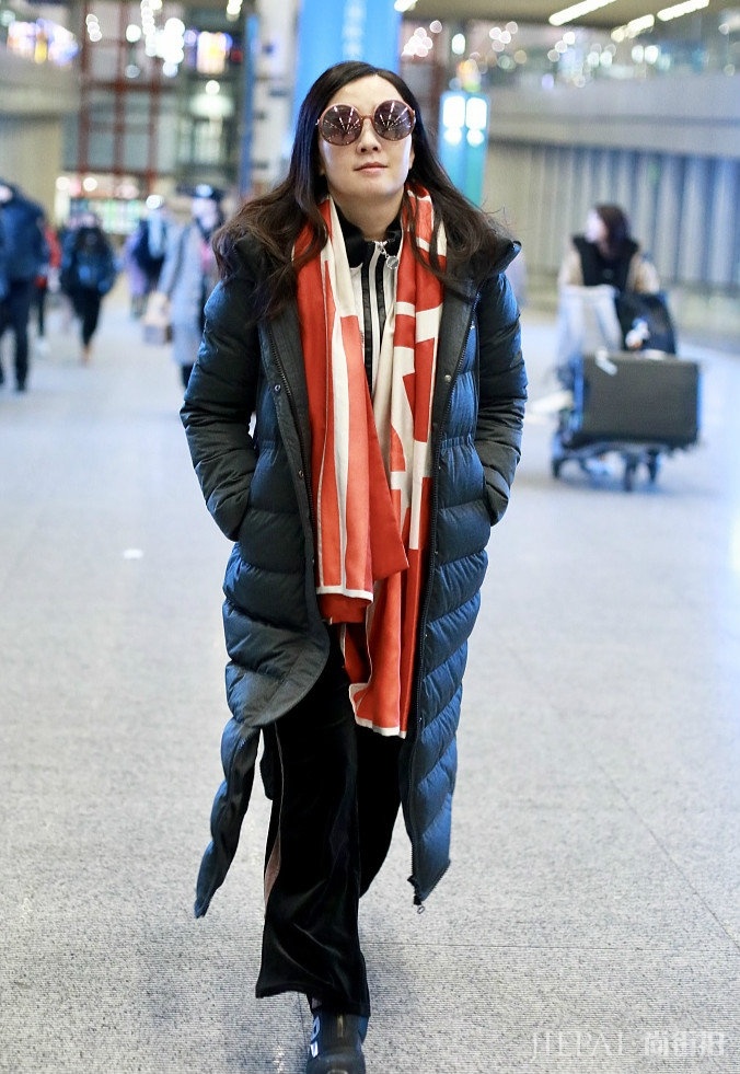 小陶虹羽绒服阔腿裤走机场,还记得当年饰演的“小龙女”吗