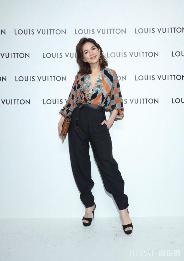 Ella事业家庭都兼顾,穿搭造型上也是相当的赞