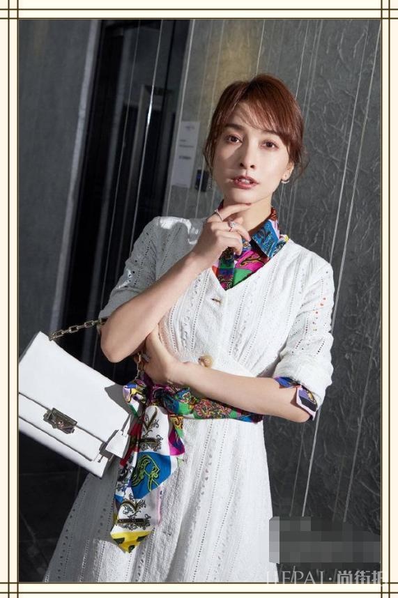 吴昕针织裙叠穿花衬衫文艺个性,穿出无尽高级感