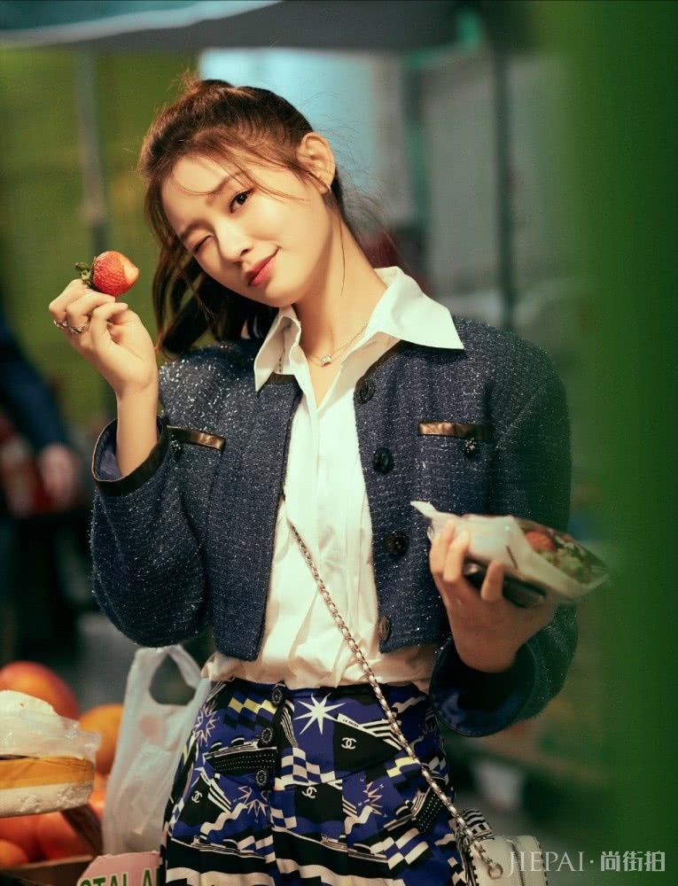 林允外套配格纹9分裤,少女感一下就提升了