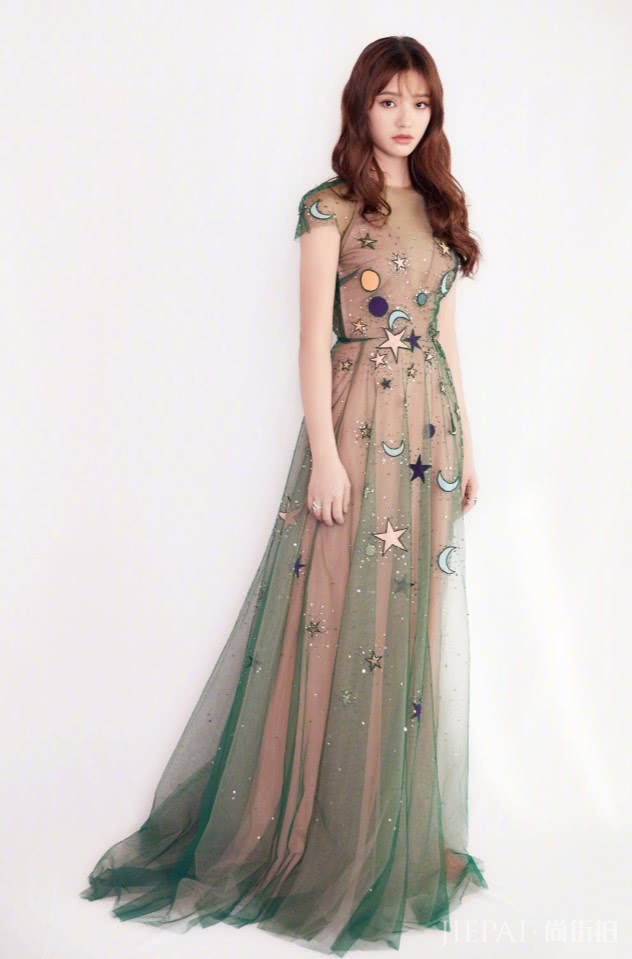 林允值得拥有“三叶草裙”，穿后像天仙！