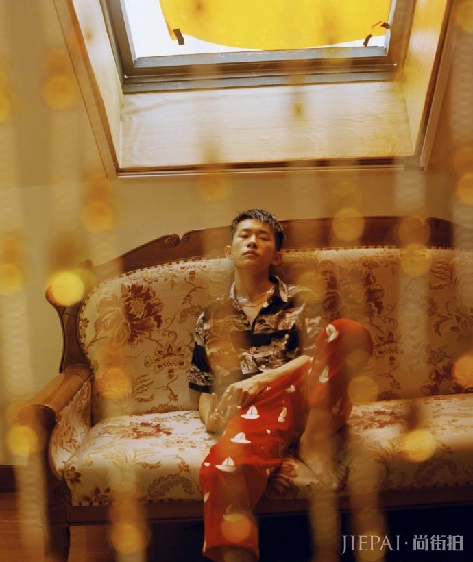 易烊千玺纯素颜写真够拼,居然连痘坑都看得见!