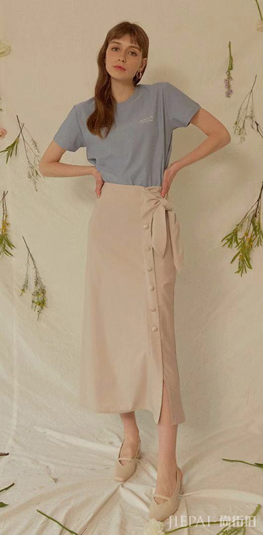卡其色半身裙这样穿搭，淑女性感随意切换