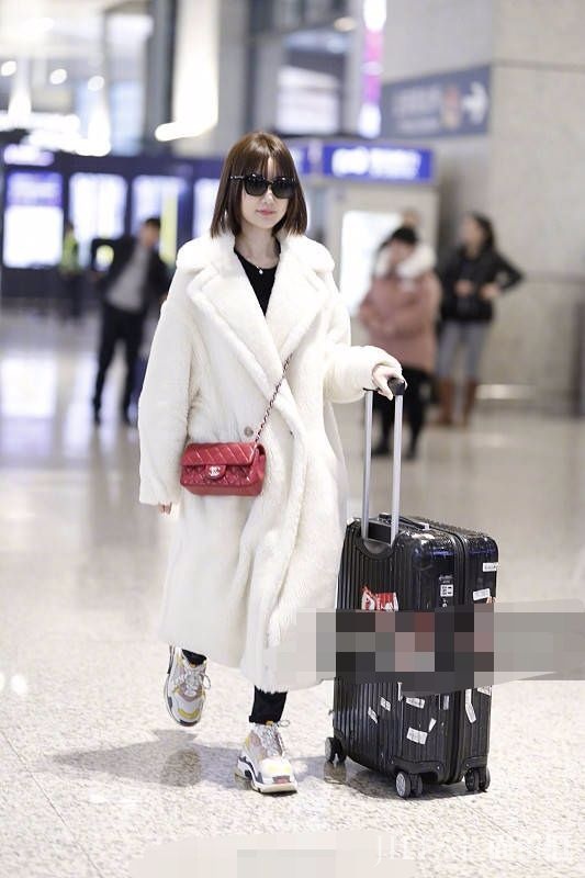 毛晓彤泰迪熊大衣穿成柯基腿！