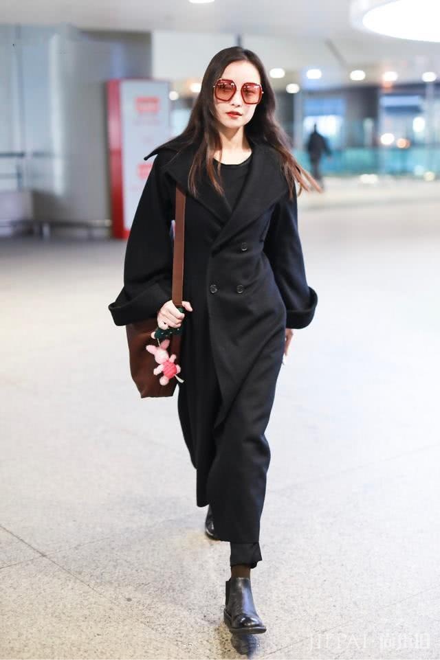 倪妮机场私服秀大片既视感！