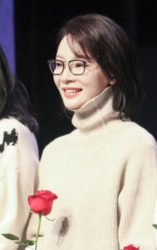 陈数剪了波波头，戴着黑色眼镜框，却意外凸显学者气质