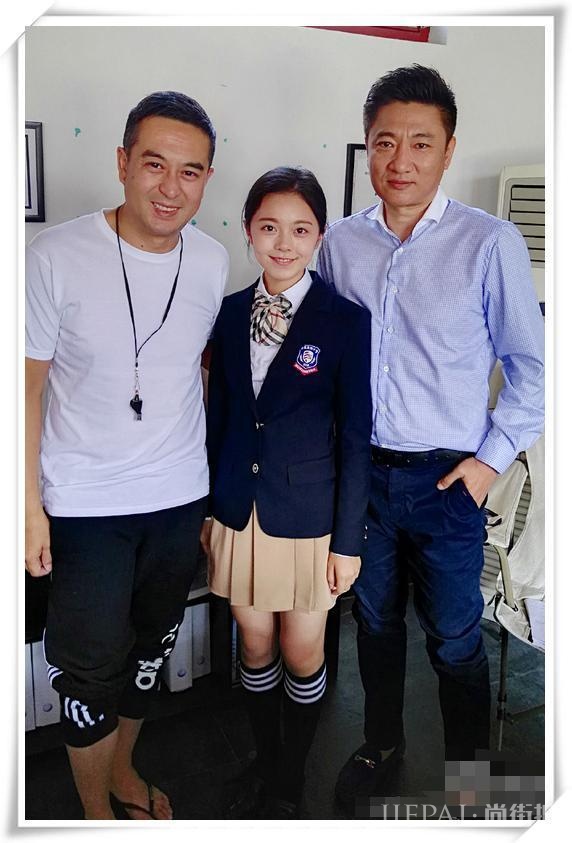 赵今麦中性穿搭难掩姣好容颜，短发造型气质佳