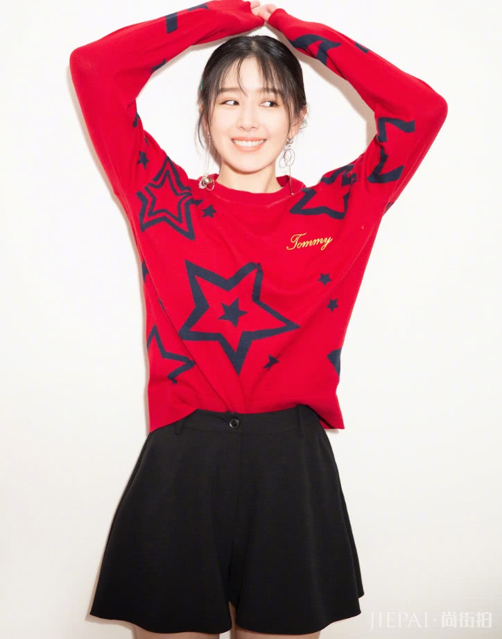 阚清子凭着一条短裙将花衬衫穿出时尚感,解锁新时尚!