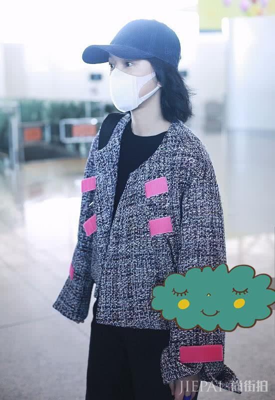 周迅穿小香风夹克配裙子,这套打扮可美了!