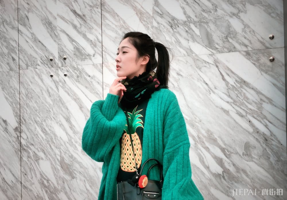 王双的私服穿搭居然这么好看,绿色毛衣时尚又清新