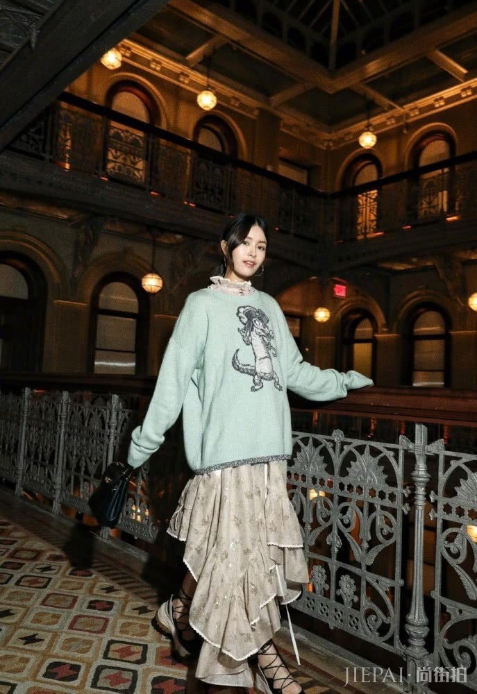 文咏珊绿色毛衣搭配荷叶边连衣裙嫩成少女