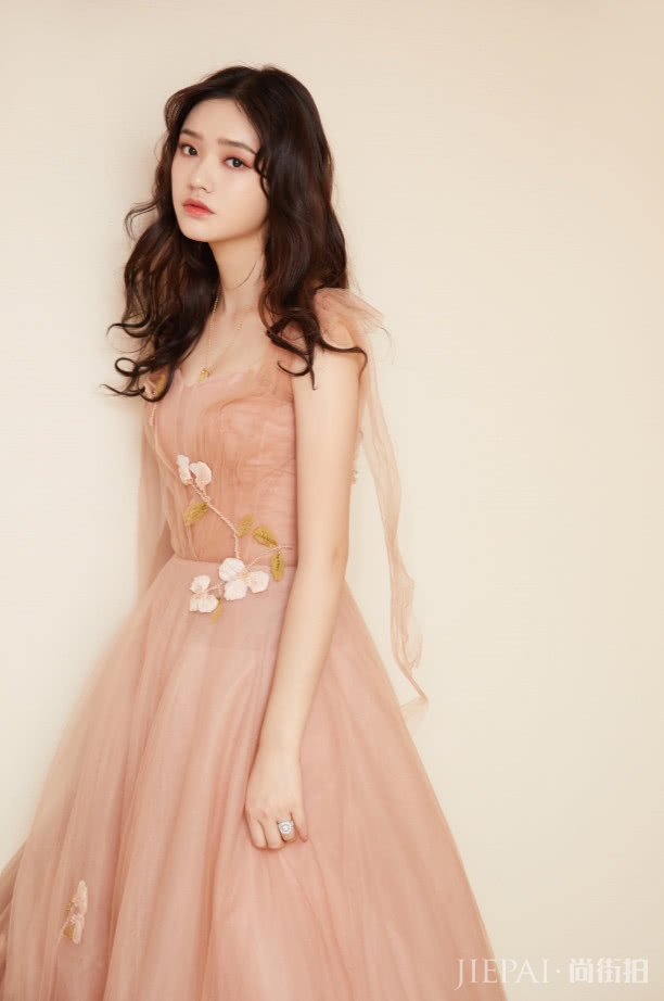 林允值得拥有“三叶草裙”，穿后像天仙！