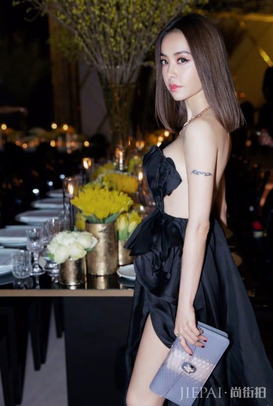 蔡依林黑礼裙开叉又裸背，憋大招了！