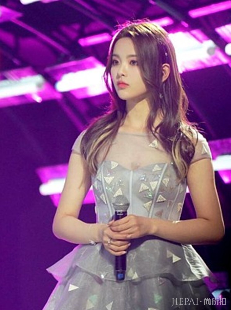 杨超越橙装蓝帽保暖十足,脚踝却“受苦”