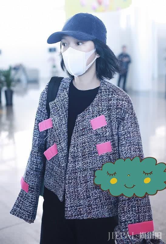 周迅穿小香风夹克配裙子,这套打扮可美了!