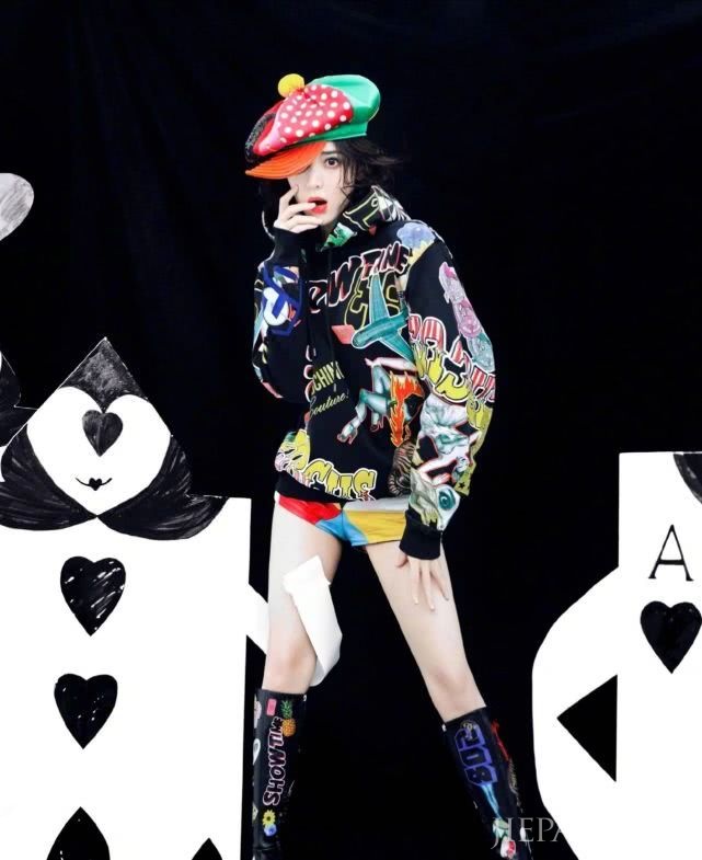 古力娜扎丸子头搭配花朵楚楚动人！