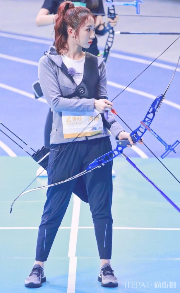 孟美岐穿双排扣格纹大衣配直筒牛仔裤,戴墨镜气场十足