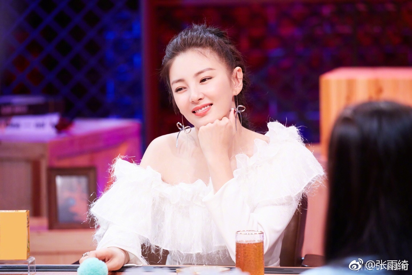 格纹西装金属色,“猫系”张雨绮的“豹系”穿衣经