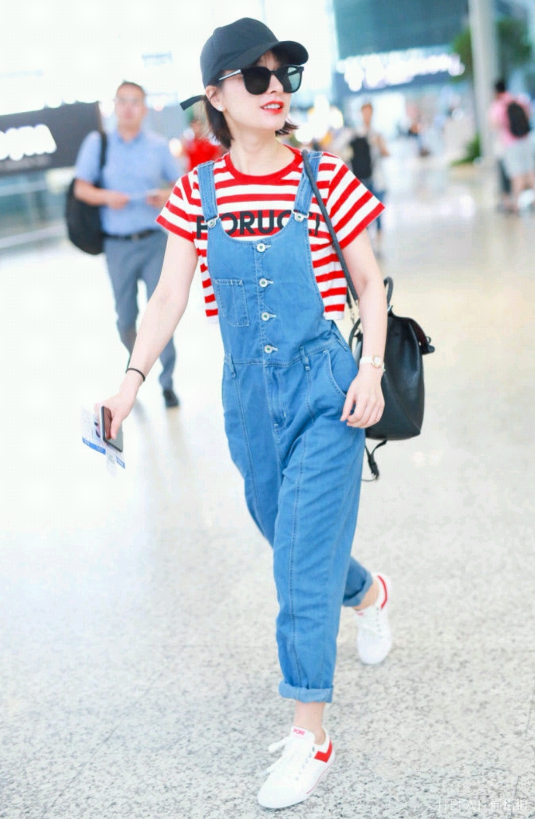 吴昕机场秀穿开叉微喇牛仔裤,终于不再低调!