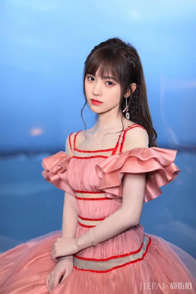 鞠婧祎穿一袭粉色公主裙，妆容美得高级