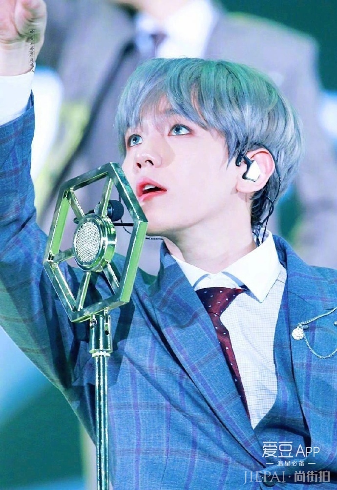 伯贤能完美驾驭任何发色，撩人而不自知！