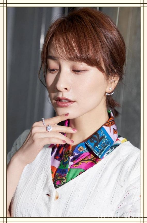 吴昕针织裙叠穿花衬衫文艺个性,穿出无尽高级感