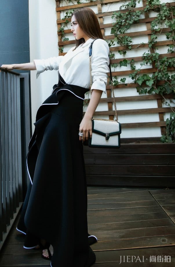 蔡依林为了拍照显高，真是太拼了