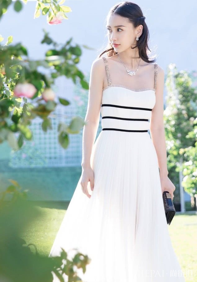 杨颖一袭简约白裙,颜值重回18岁!