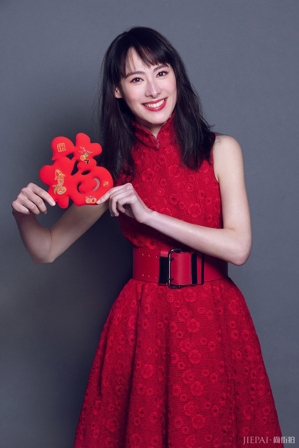 梁洛施启程伦敦时装周，素颜也是气质挡不住！