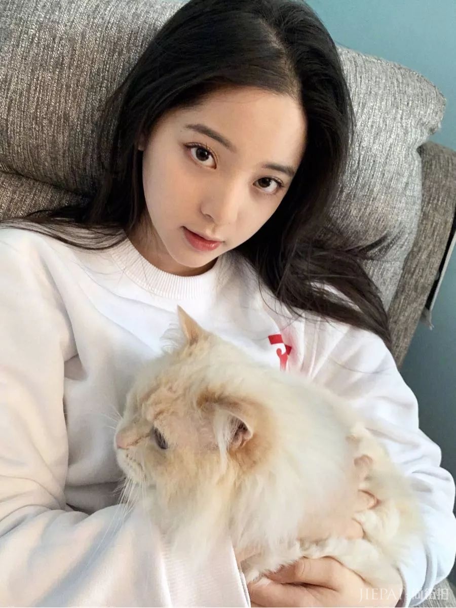 欧阳娜娜穿卫衣牛仔裤一身运动风,真好看!