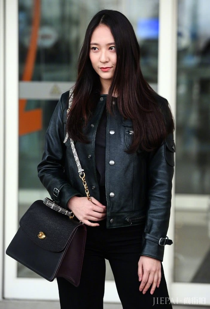 郑秀晶全黑造型亮相机场,这才是25岁的模样!