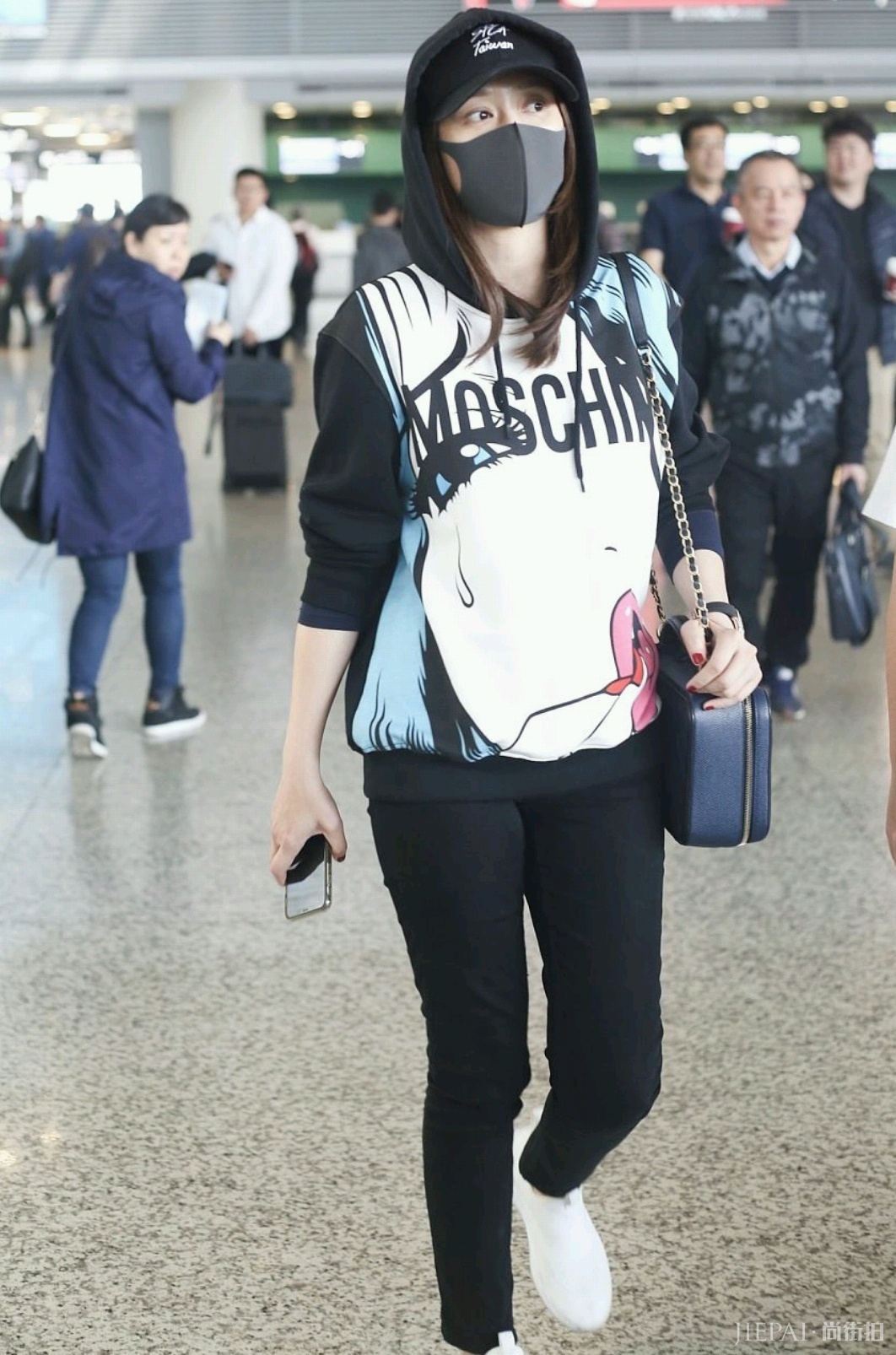 陈乔恩丸子头卫衣配长裙，美得让人移不开眼！