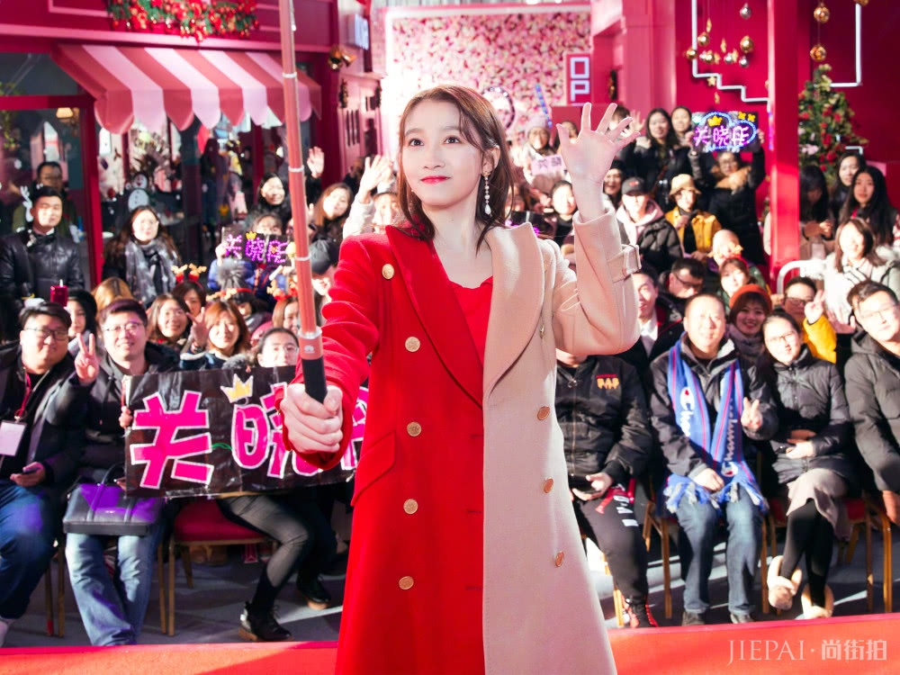 杨幂穿衣风格撞上关晓彤,同穿拼接大衣,你更喜欢谁的搭配呢?