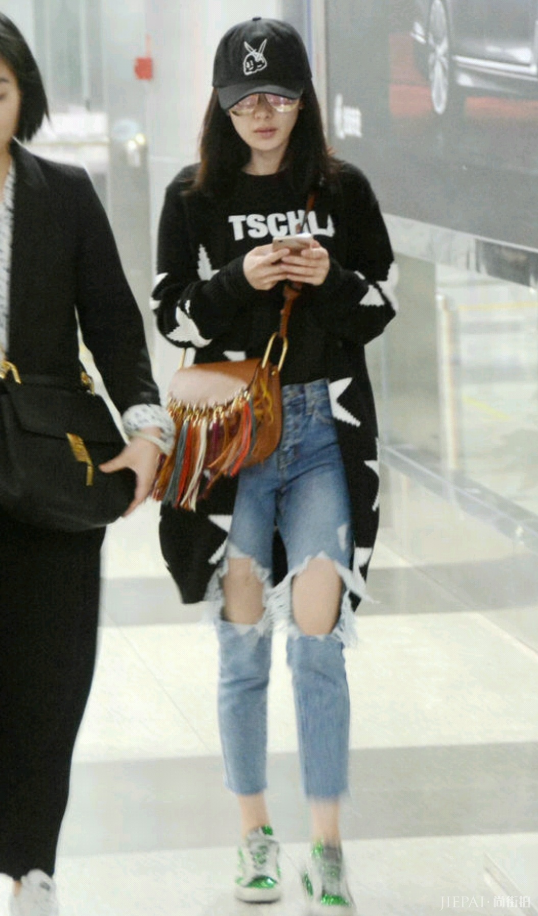 杨幂穿连体裤搭系带鞋走机场，女神又惊艳了