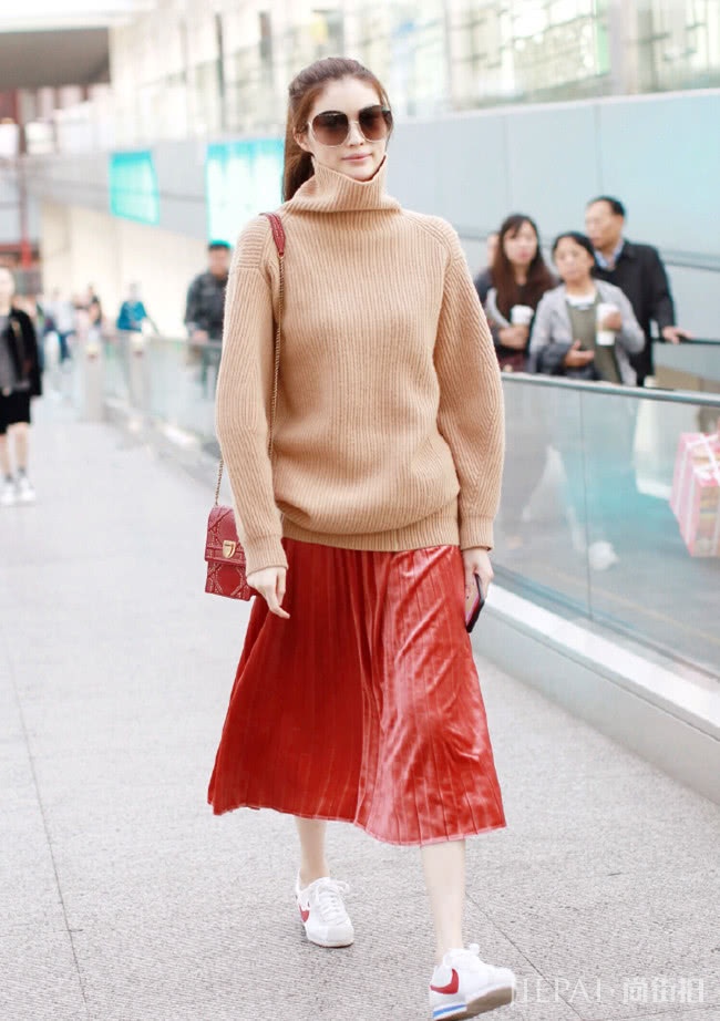 想做有气质的时髦精?那就用驼色毛衣把你变的又美又吸睛吧