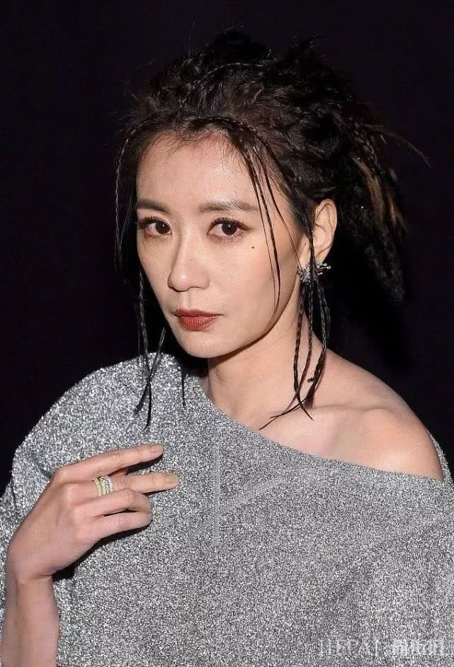 贾静雯一头脏辫,穿“钢丝球”上衣露香肩,搭配太冻龄