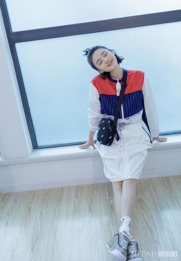 马思纯齐刘海短发搭配黄色衣服酷似小丸子!