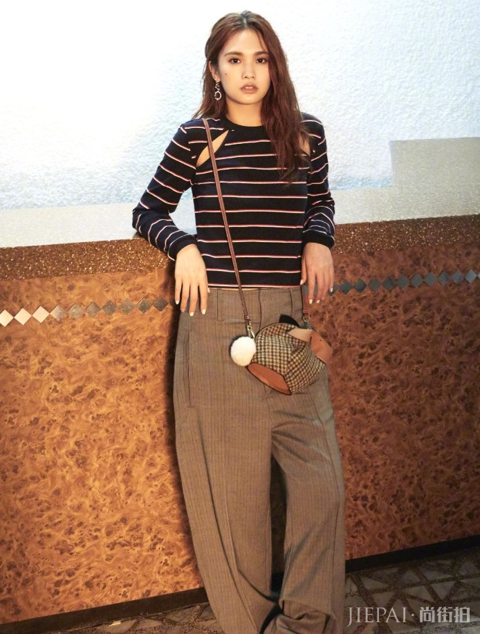 杨丞琳长款毛衣配皮裙,也太会穿了!