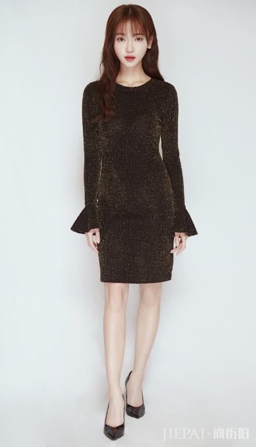 吴谨言把球衣都贴外套上了？意外很时髦！