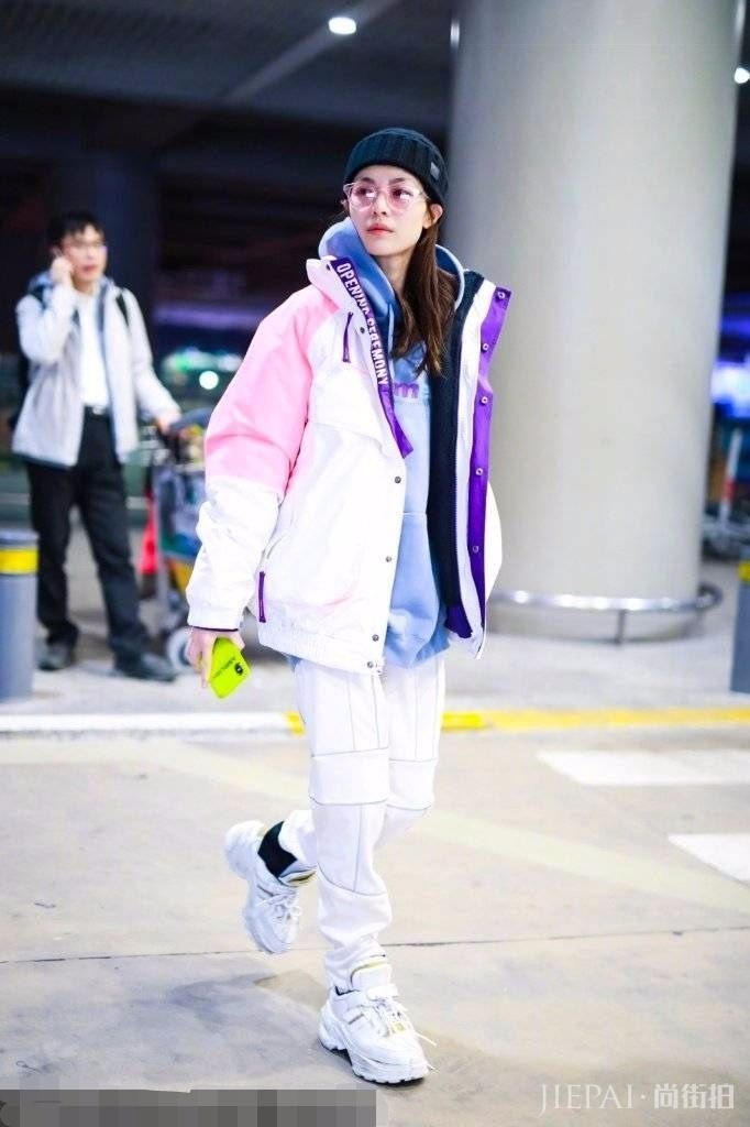 钟楚曦拎着巨大果冻包还以为要去买菜呢