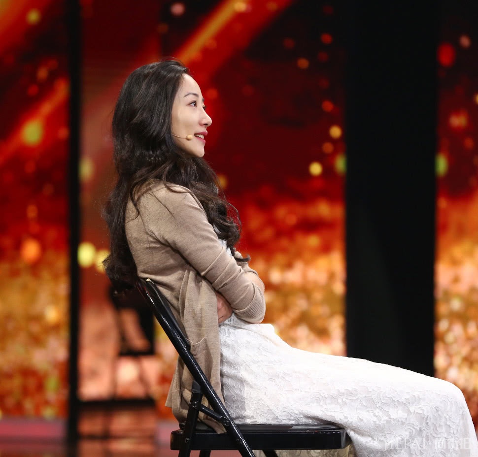 韩雪穿白色露肩裙让气质变显少女感