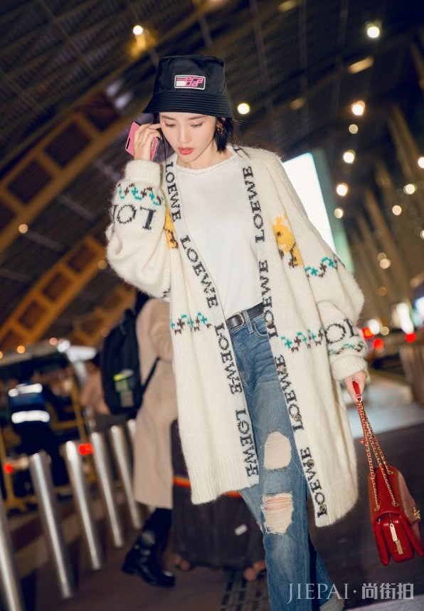 唐艺昕这样的拉丝牛仔裤才够潮,碾压众人