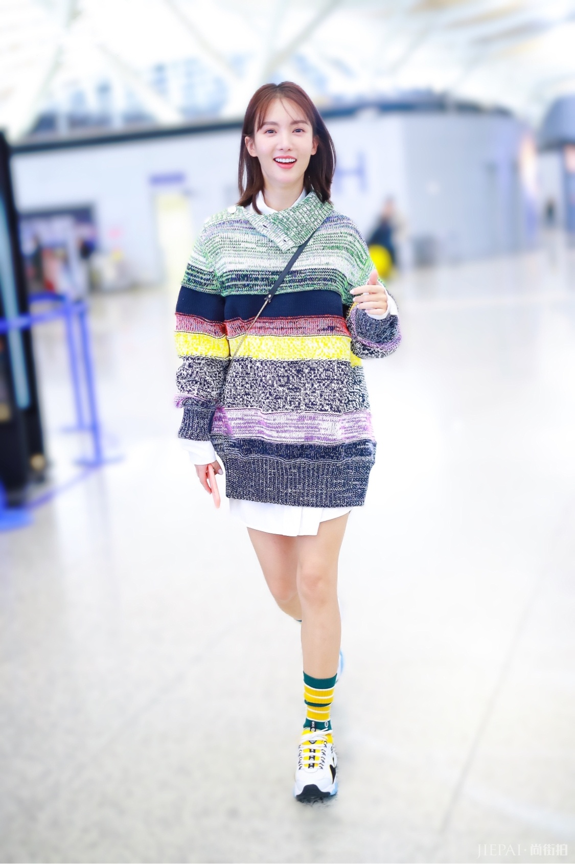 金晨一件毛衣就娇俏如18岁,好衣品太低调!