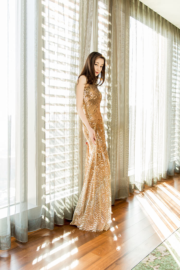 迪丽热巴身穿金色亮片裙让人眼前一亮,真美!