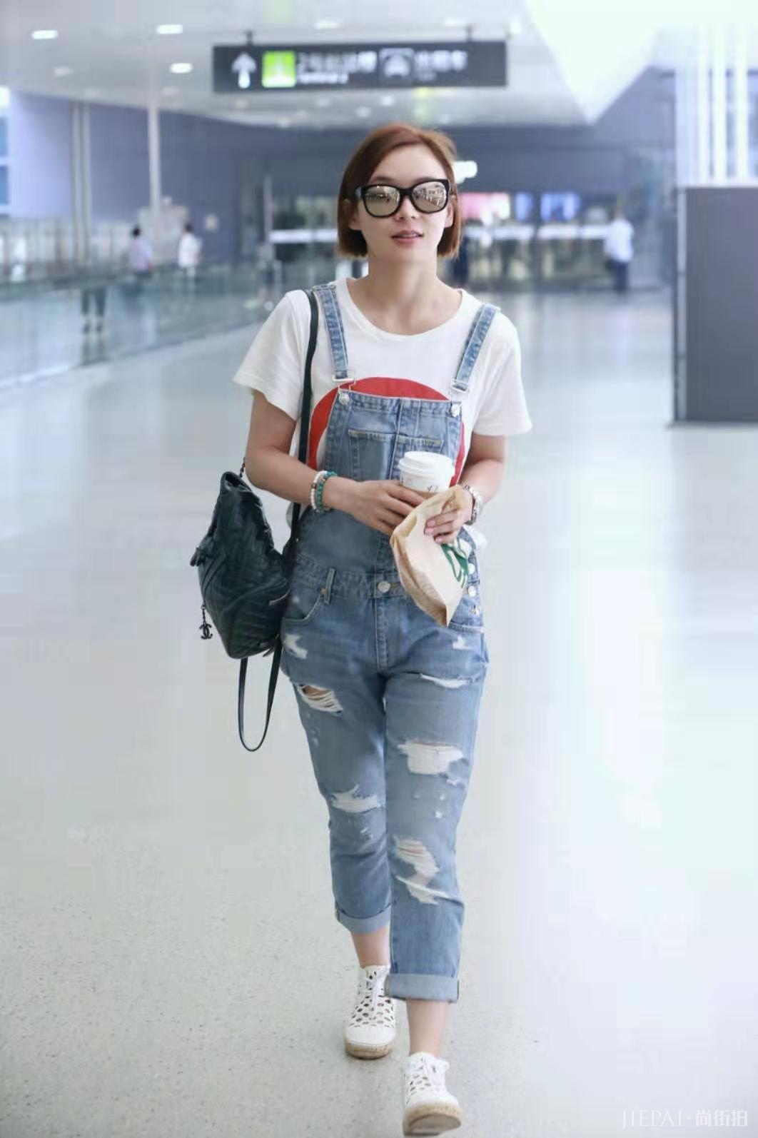 袁姗姗格子毛衣配皮裤优雅率性，太会穿了