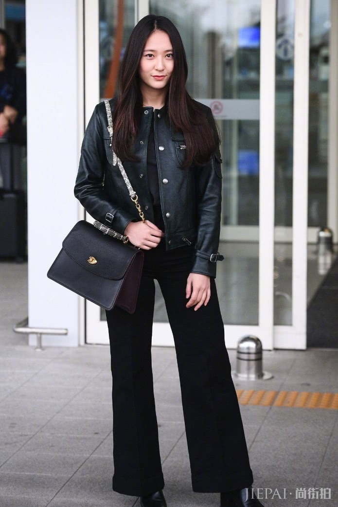 郑秀晶全黑造型亮相机场,这才是25岁的模样!