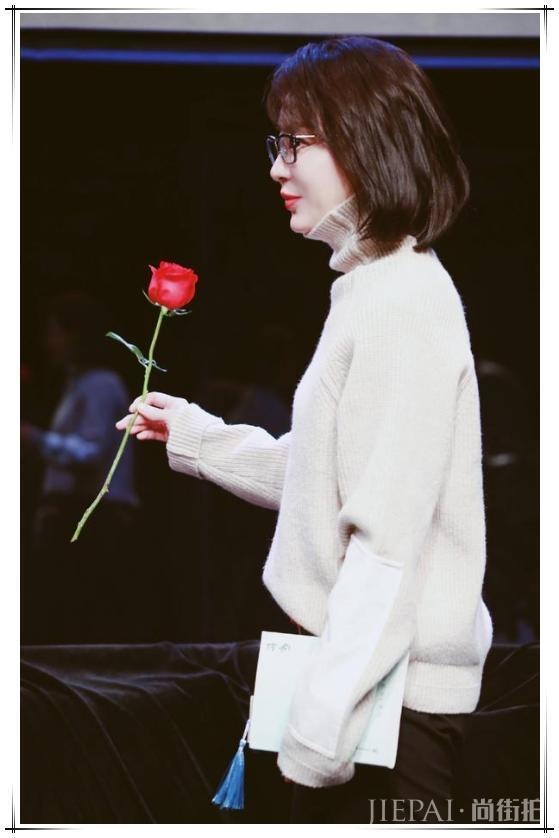 陈数高领毛衣配运动裤，也能美出新高度，服了