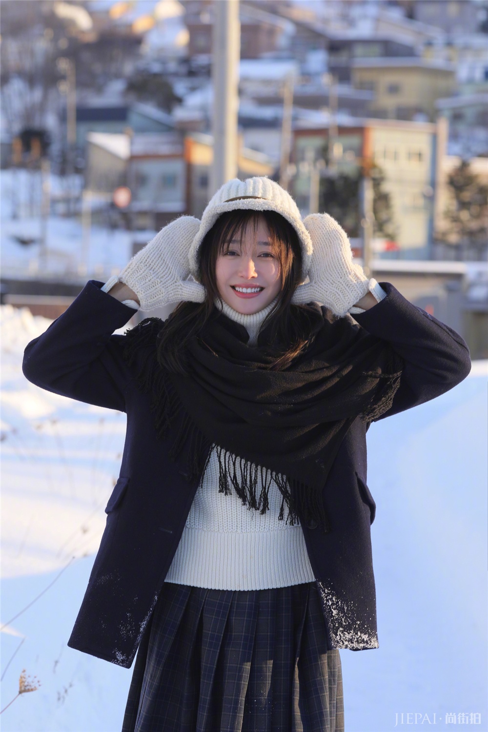 秦岚一身白加黑雪地里凹造型,少女感抢镜