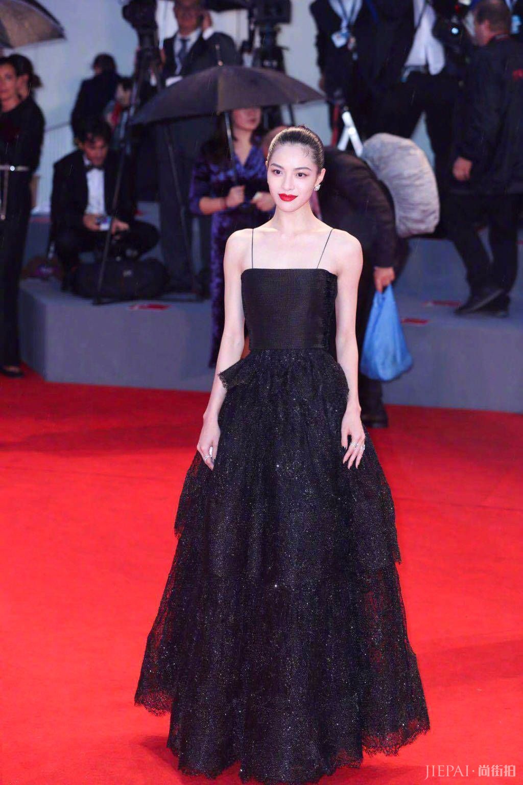 钟楚曦拎着巨大果冻包还以为要去买菜呢